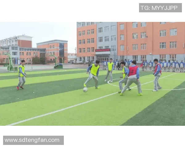 班级里的足球明星闪耀校园赛场展现青春风采与团队精神