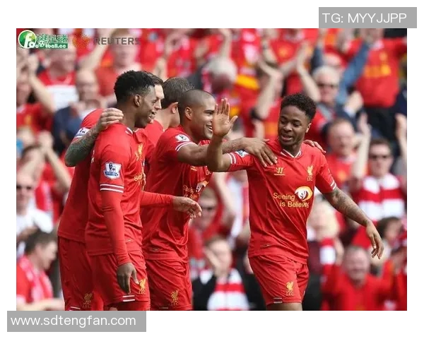 足球明星亲吻记者瞬间引发热议背后的故事与反响