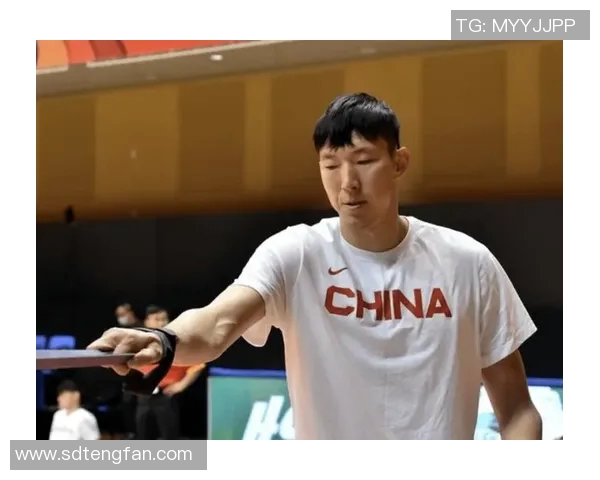 足球明星周琦的精彩瞬间与成长历程照片集锦