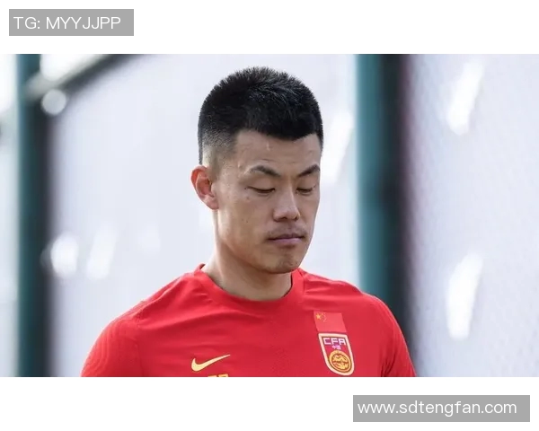 足球明星李毅亲笔签名珍藏品揭晓引发球迷热议与追捧